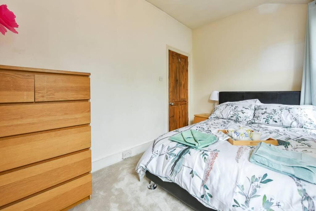 Groves 4 Bedroom, Shepherds Bush Londres Exterior foto